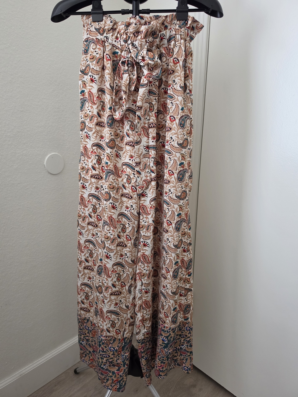entro Paisley Wide-Leg Pants in Beige with Blue & Rust Accents